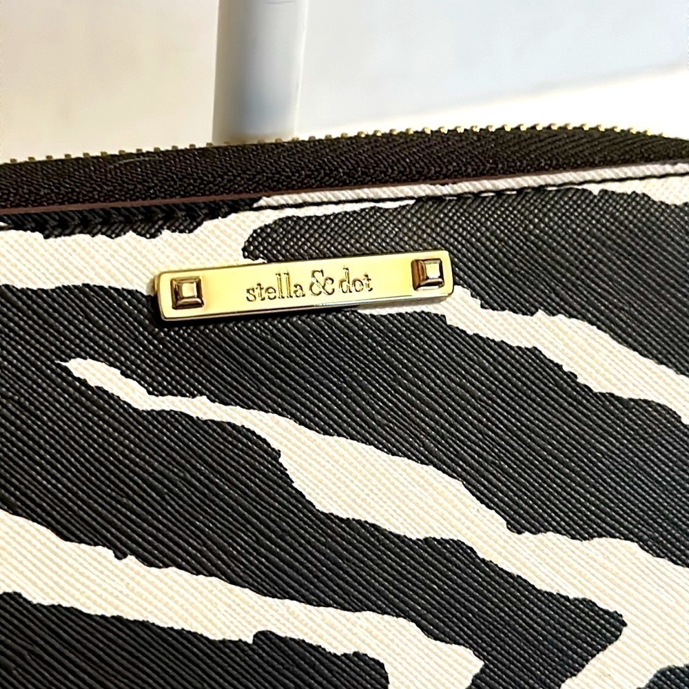 Stella & Dot The Chelsea Zip Zebra Printed Faux Leather Wallet/ WRISTLET - Picture 2 of 13